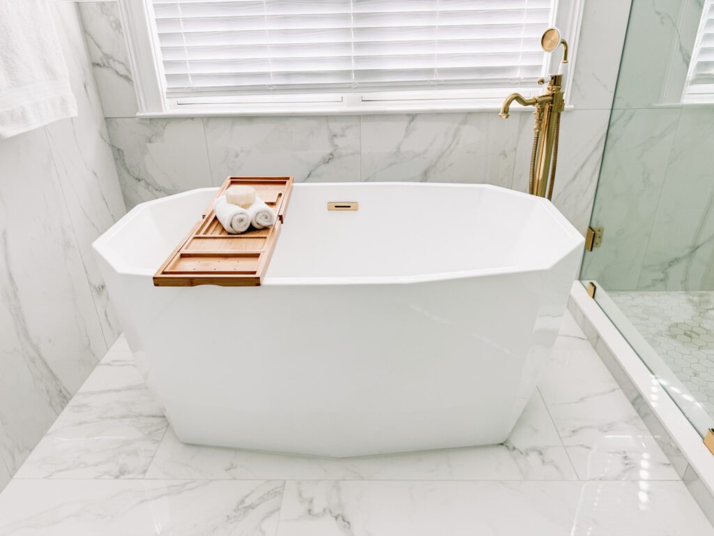 Modern Glam Luxury Bathroom Freestanding soaking Tub and Vintage Polished Brass Floor Tub Filler Faucet
