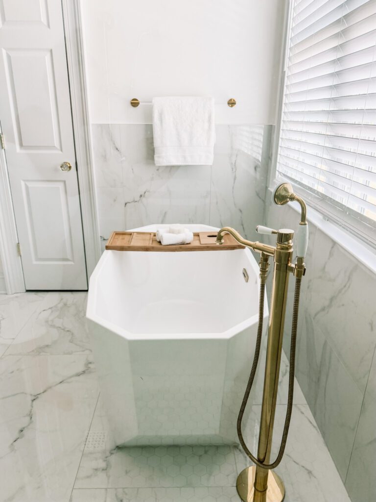 Modern Glam Luxury Bathroom Freestanding soaking Tub and Vintage Polished Brass Floor Tub Filler Faucet