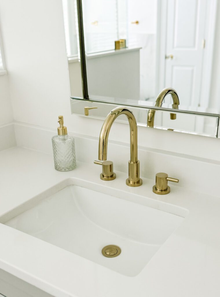 Modern Glam Luxury Bathroom Vertical mirror and Polished Brass Bathroom Sink Faucet